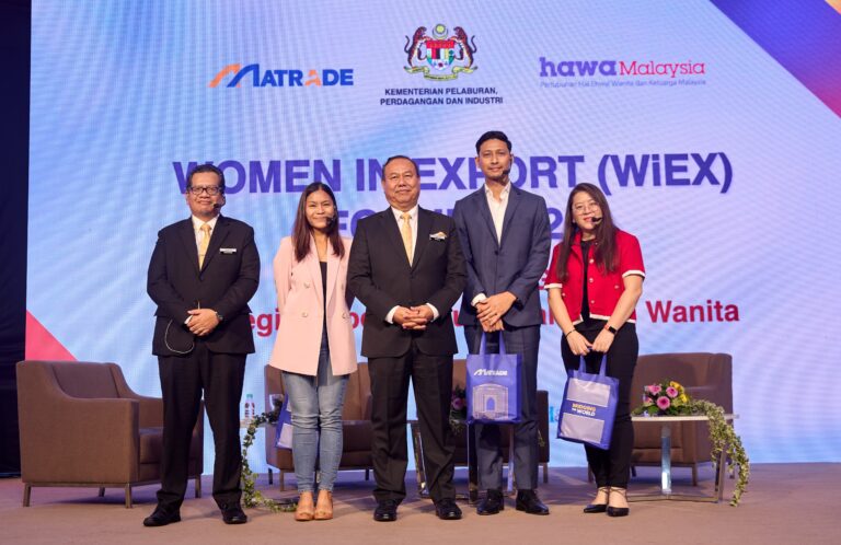 (dari kiri) Encik Shah Nizam Ahmad, Timbalan Pengarah MATRADE bekas Pesuruhjaya Perdagangan MATRADE di Tokyo dan Chennai_ Saovanee Chan-Somchit, Ketua Pembangunan Perniagaan di Shopee Malaysia_ Enci