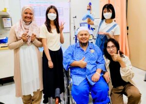 The researchers and a stroke patient, Mohd Nazri Effendy bin Othman, at TMS room in UMMC. From left Nur Azah, Yi Shean, Nazri, Kai Qi, Na Risu