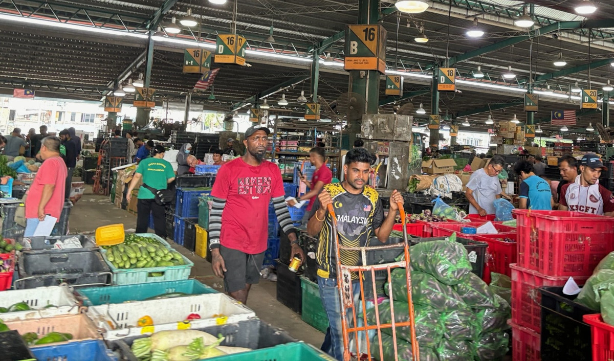 The students collecting the produce from Pasar Borong Selayang (5)