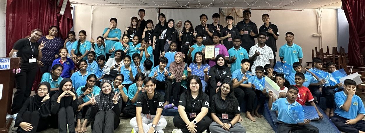 Participants with volunteers from UM