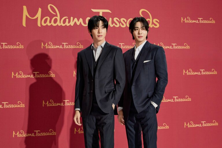 Ahn Hyo Seop_with_wax_figure_at Madame_Tussauds1-small