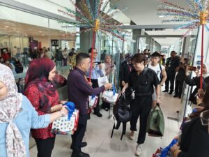 Ketibaan para penumpang pesawat OD832 di sambut oleh YB Wong Hon Wai