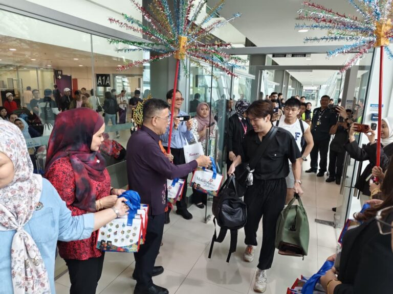 Ketibaan para penumpang pesawat OD832 di sambut oleh YB Wong Hon Wai