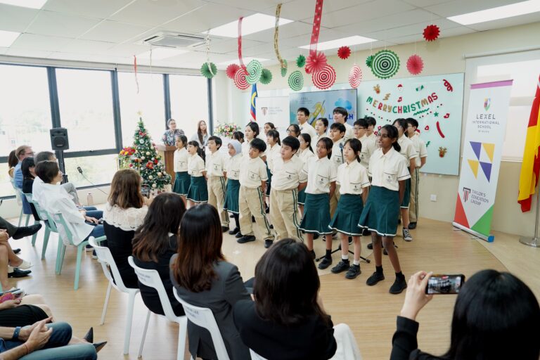 Photo 5 - Students Year 6 - 9