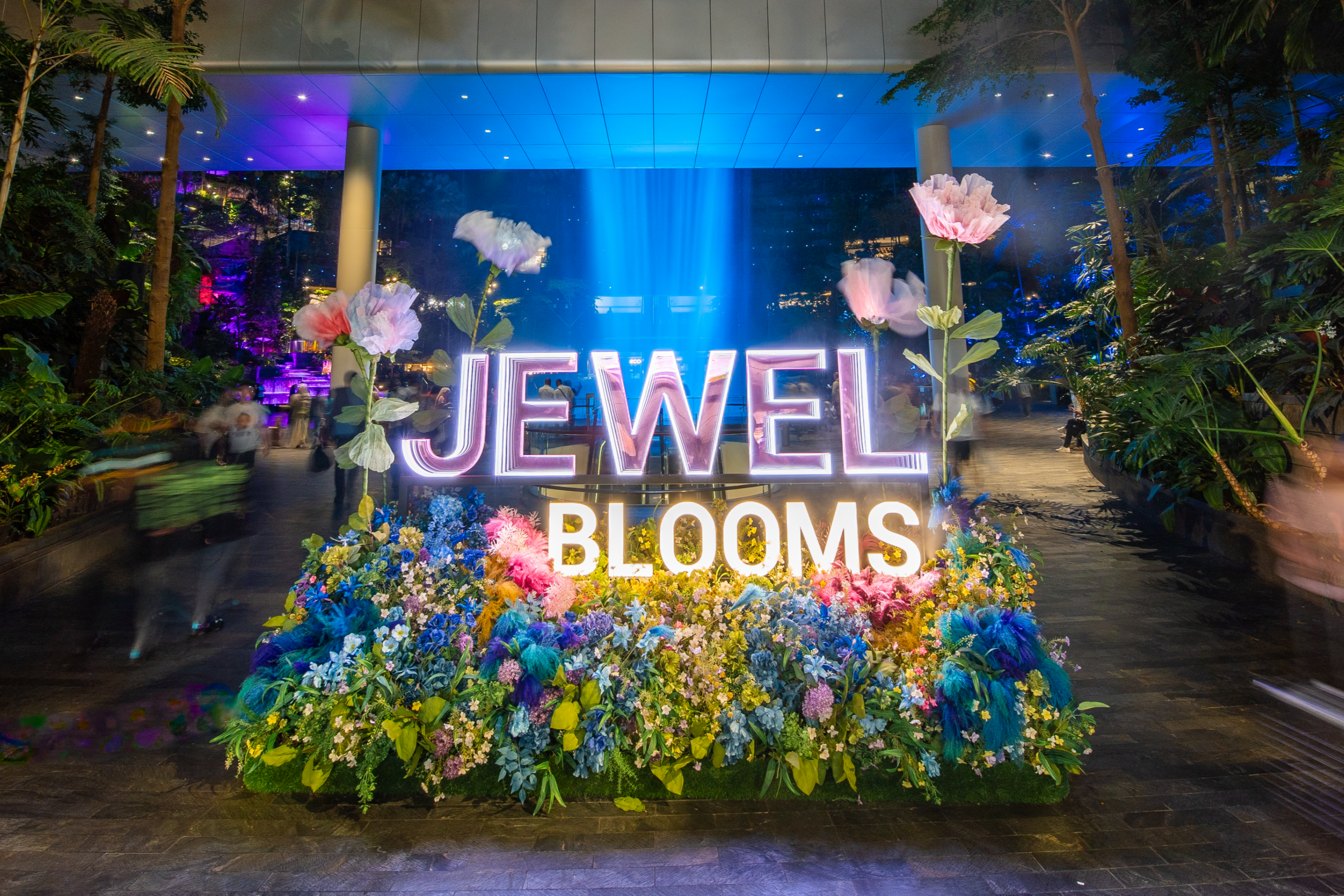 LC Sign create a creative installation with great social media reach for JEWEL BLOOMS at Singapore Changi Airport.