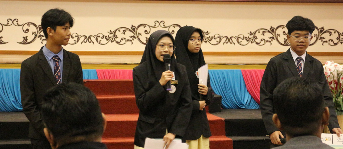 A group presenting their innovation to the judges (1)