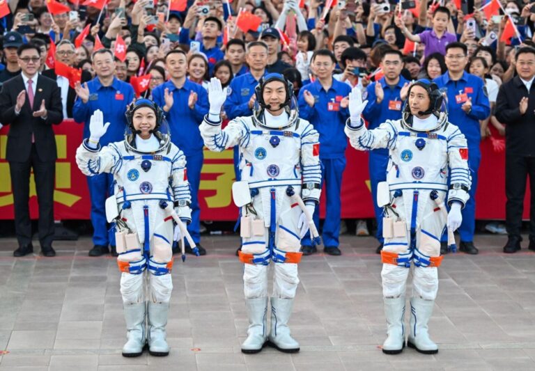 768252-Dr-Lai-Ka-ying-first-left