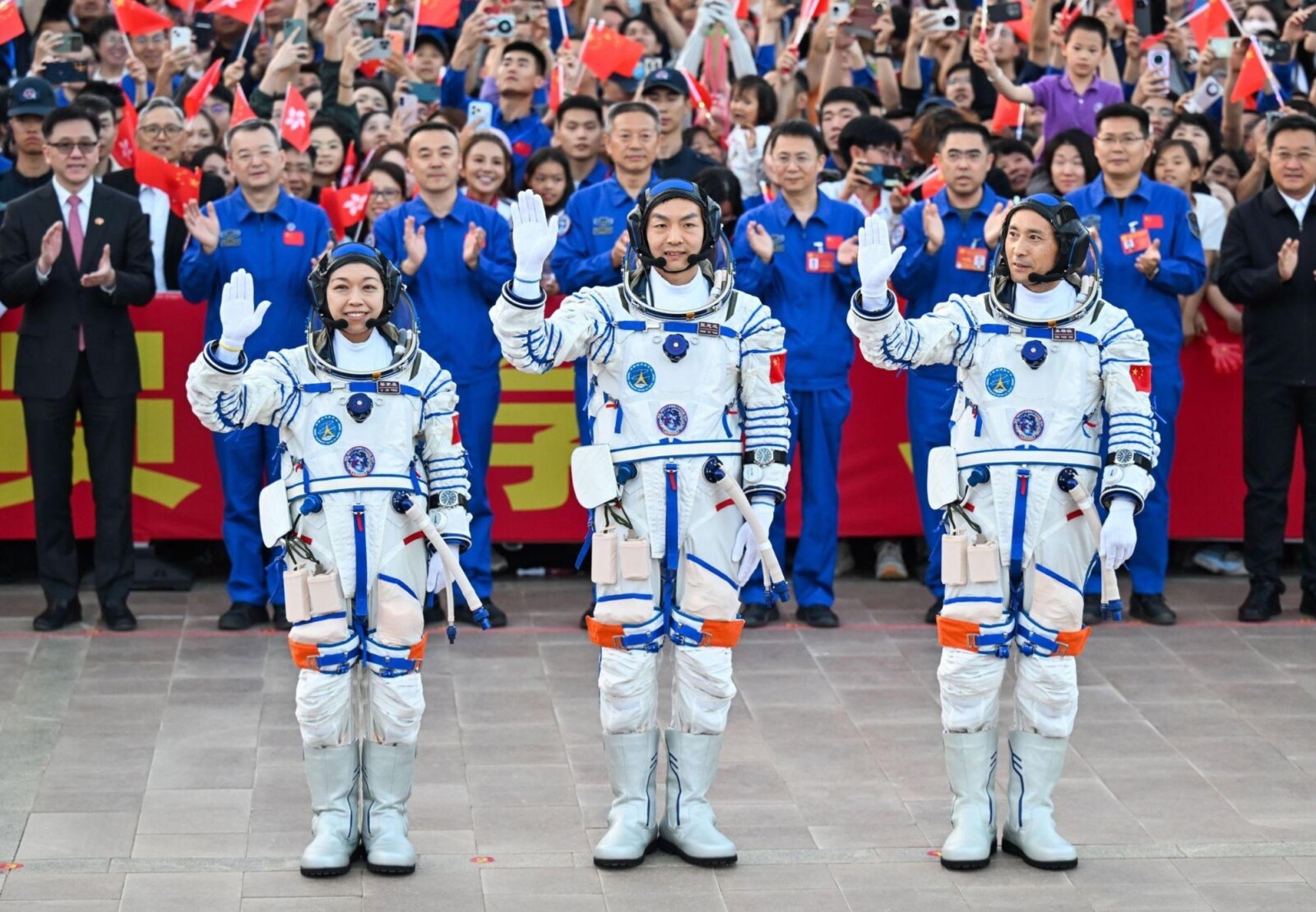 768252-Dr-Lai-Ka-ying-first-left