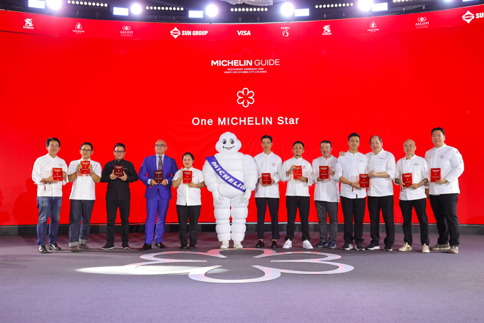 771976-One-Michelin-Star-Group-j