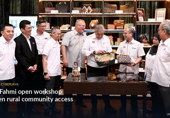 Deputy Prime Minister Datuk Seri Ahmad Zahid Hamidi and Communications Minister Datuk Seri Fahmi Fadzil viewing handicraft products at the NADI Entrepreneurs Gallery in Cyberjaya.