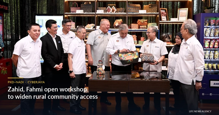 Deputy Prime Minister Datuk Seri Ahmad Zahid Hamidi and Communications Minister Datuk Seri Fahmi Fadzil viewing handicraft products at the NADI Entrepreneurs Gallery in Cyberjaya.