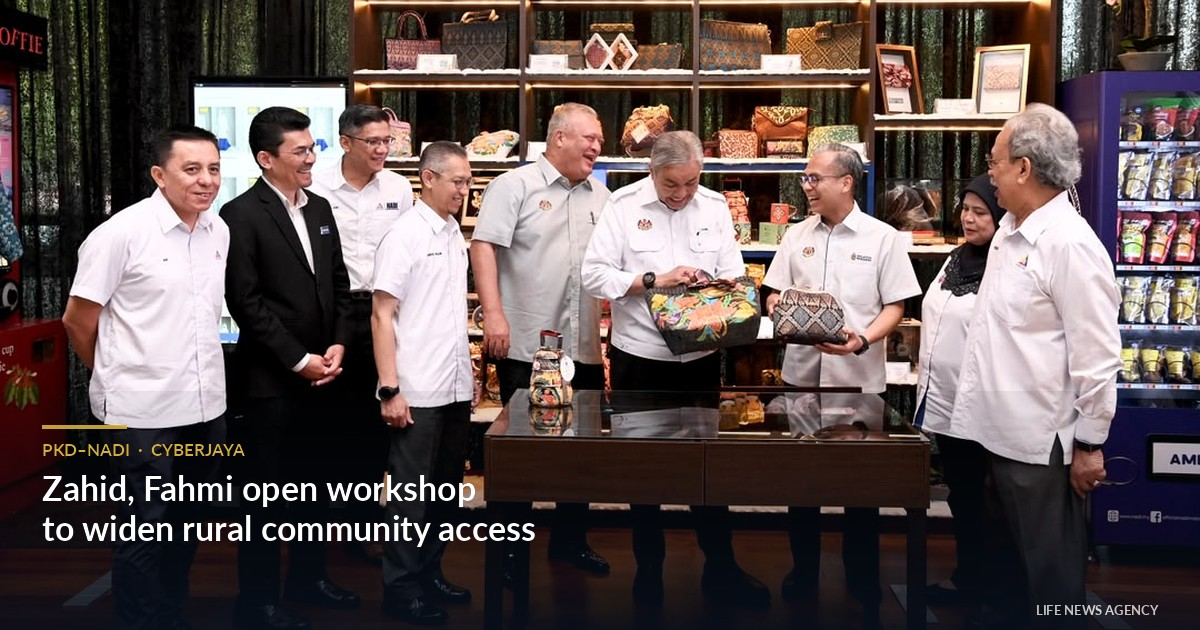 Deputy Prime Minister Datuk Seri Ahmad Zahid Hamidi and Communications Minister Datuk Seri Fahmi Fadzil viewing handicraft products at the NADI Entrepreneurs Gallery in Cyberjaya.