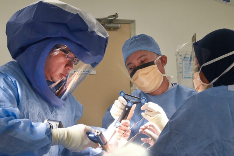 821424-Thomson-Knee-Replacement-