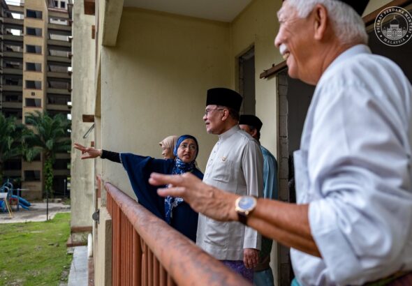 Anwar Inspects Former TUDM Quarters Site for Young Malay Professionals Housing