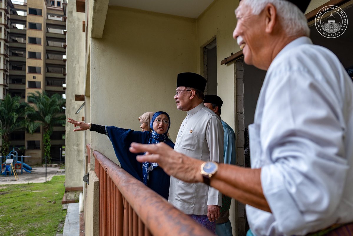 Anwar Inspects Former TUDM Quarters Site for Young Malay Professionals Housing
