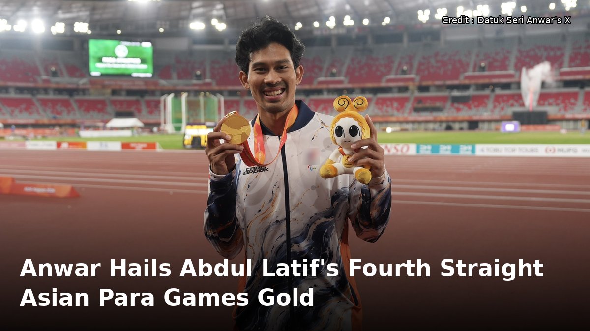 Abdul Latif Romly holding his gold medal at the Aichi-Nagoya 2026 Asian Para Games