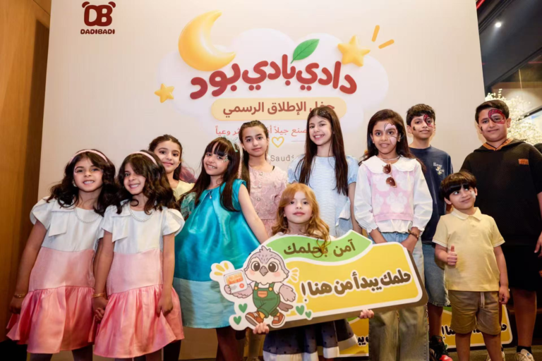 children-posing-with-dadibadi-sign-at-riyadh-launch-event