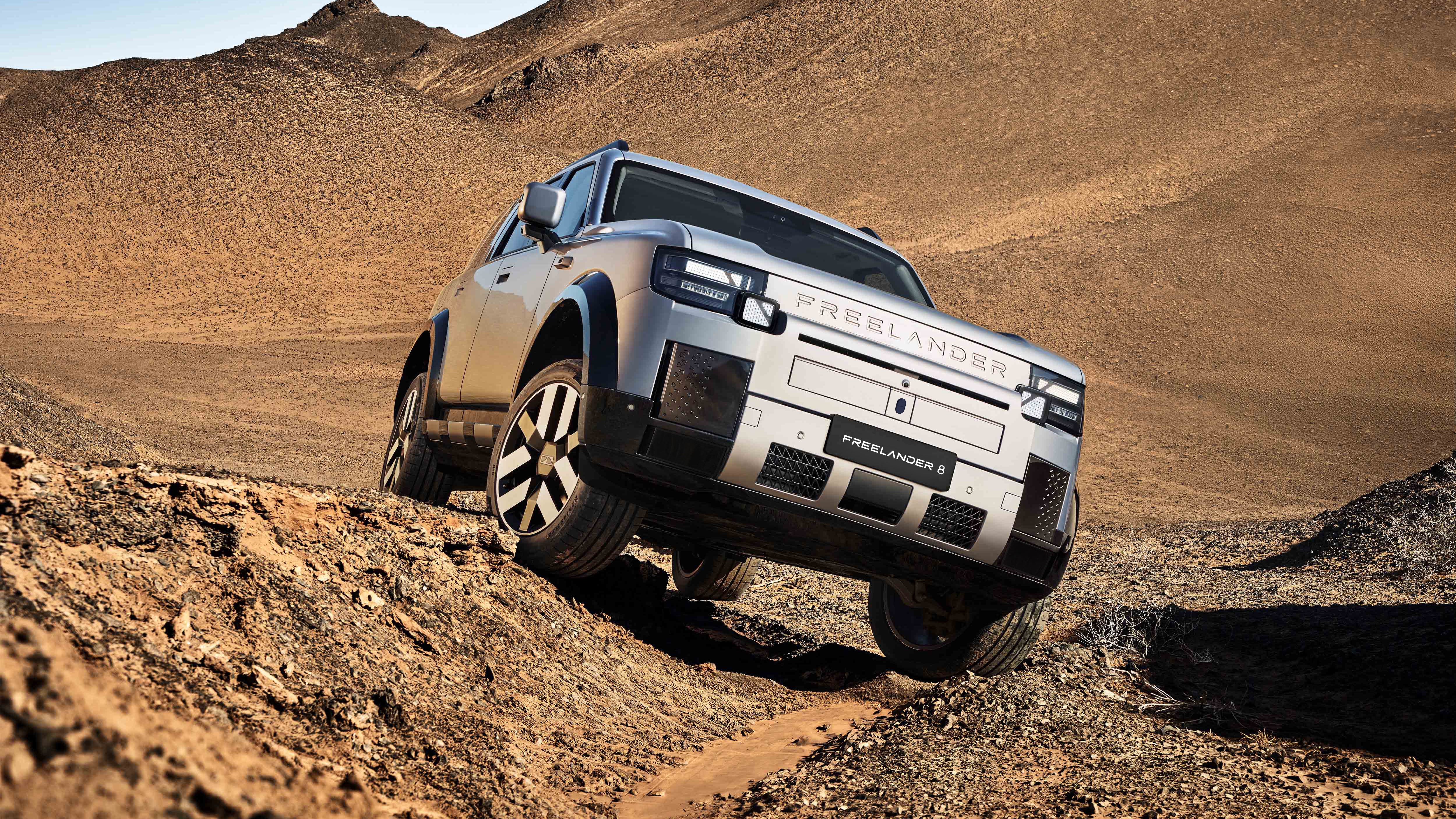 Image 2 FREELANDER 8 tackling a cross-axle section on rough terrain