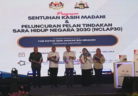 Launch stage of Program Sentuhan Kasih MADANI and the National Cost of Living Action Plan 2030 (NCLAP30) in Melaka