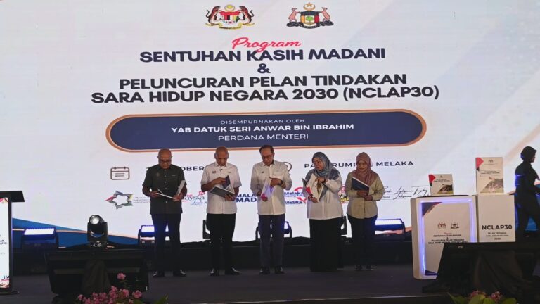 Launch stage of Program Sentuhan Kasih MADANI and the National Cost of Living Action Plan 2030 (NCLAP30) in Melaka
