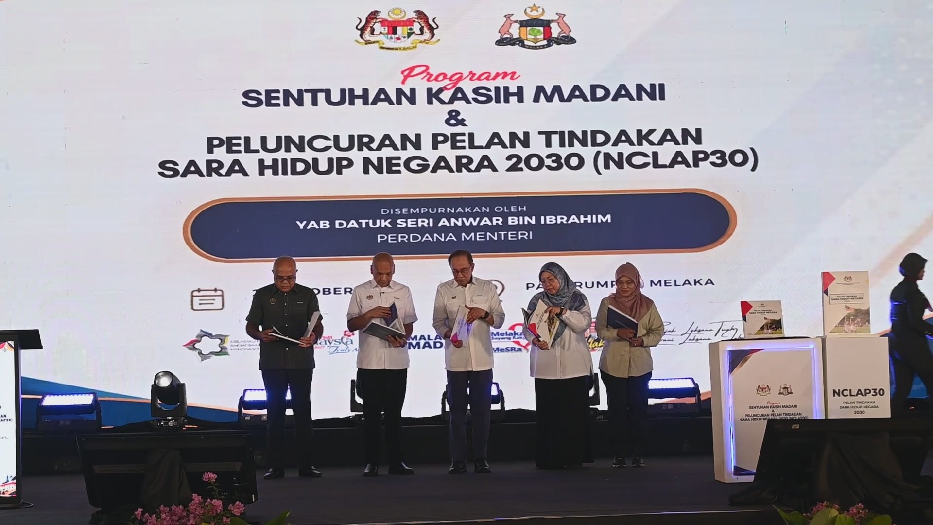 Launch stage of Program Sentuhan Kasih MADANI and the National Cost of Living Action Plan 2030 (NCLAP30) in Melaka